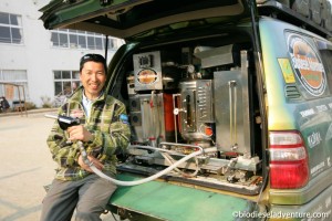 山田周生(作者):摄影记者。周游世界的同时,对世界冒险竞走及原住民等进行摄影采访。2007年,山田成立了只用废油作为燃料环游地球的“生物柴油冒险”组织。在完成环游地球一周后的环游日本的行程中路过日本的东北地区时,滞留了一个星期,在此期间遭遇了大地震。现在,他仍在灾区进行支援活动。